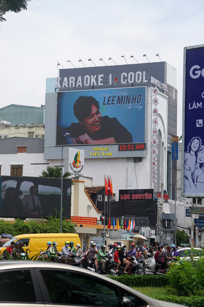 Fan chơi lớn đặt 2 bảng đèn LED giữa trung tâm TP. HCM chúc mừng sinh nhật tuổi 34 của Lee Min Ho Ảnh 3